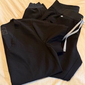 FIGS Black Medium Casma Top + Medium Petite Zamora Joggers